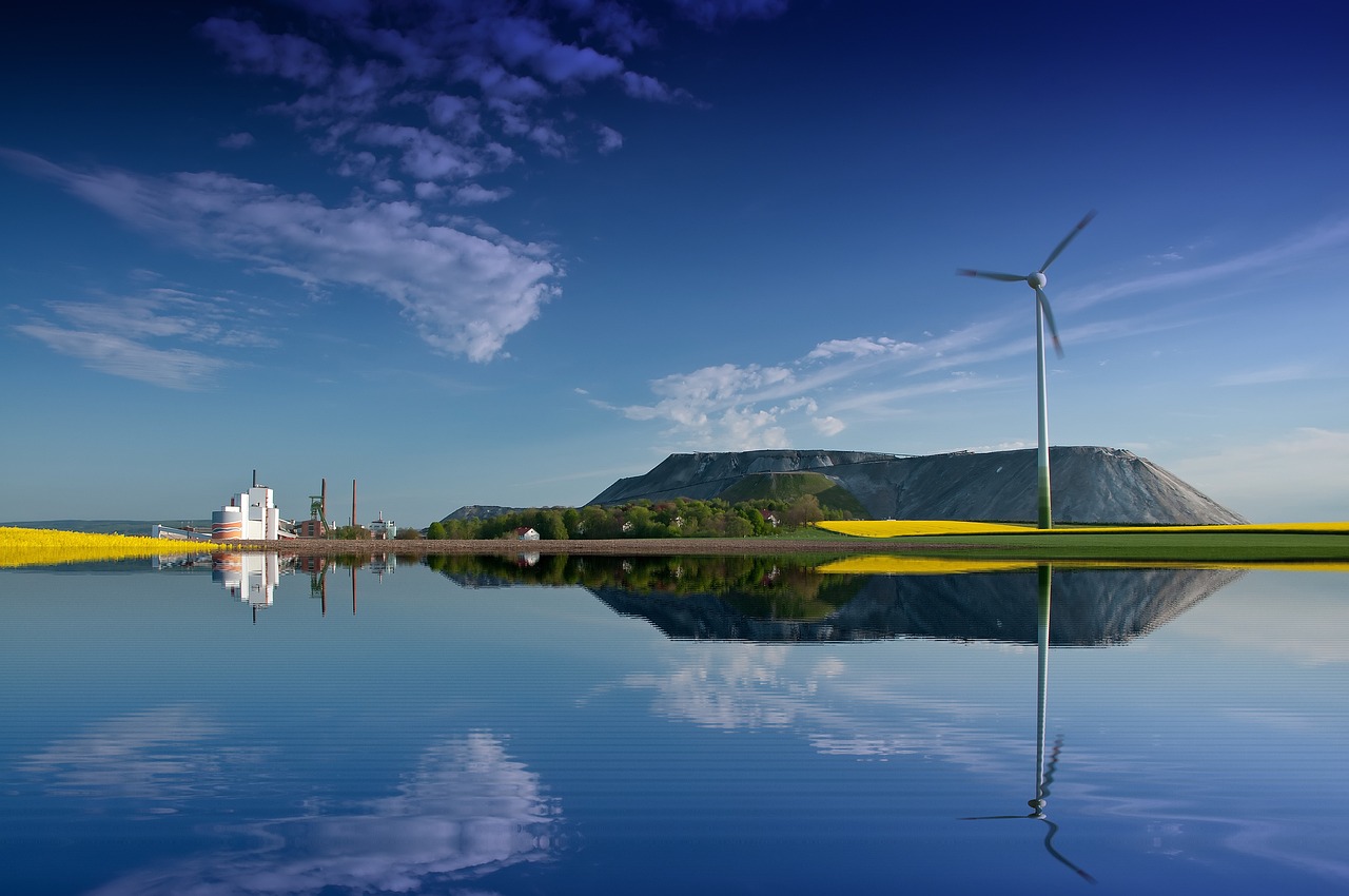 Instalación industrial junto a un lago